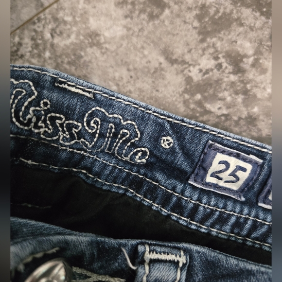 Miss Me Womens? Juniors? Signature Skinny Hand Cut Jean Shorts Size 25 - Picture 9 of 10